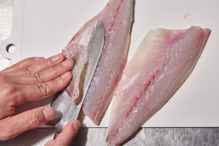 すき取るように包丁を入れて腹骨を切り離す。