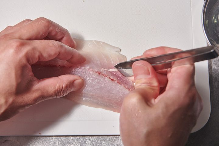 小骨を骨抜きで抜く
