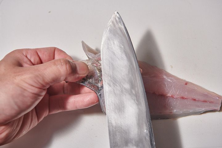 皮と身の間に包丁の背を入れる