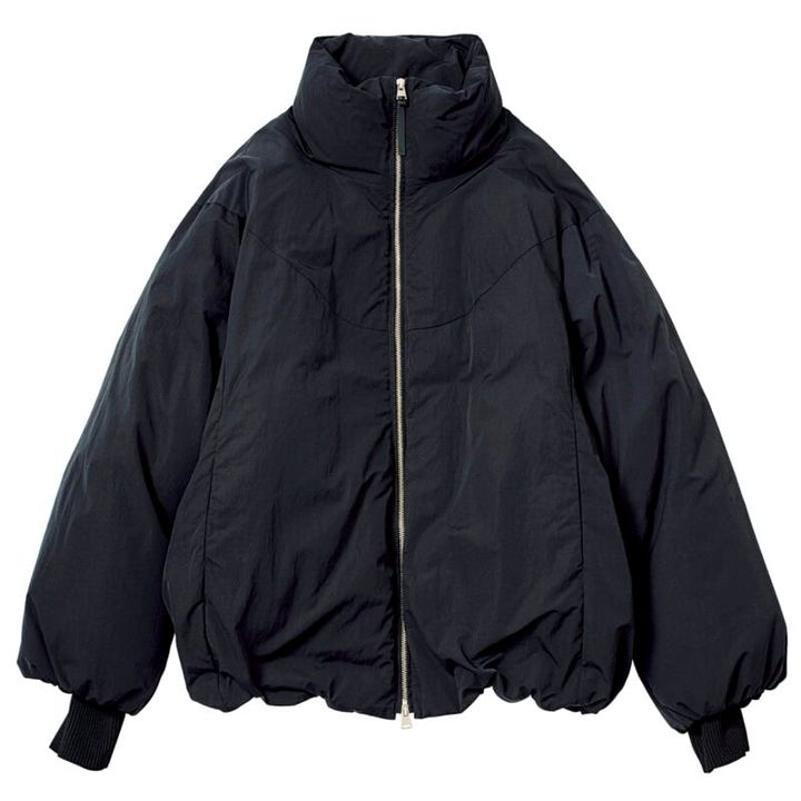 リサイクル中綿を使用した超軽量ブルゾン。光沢をおさえたマットなナイロン素材がモダンな表情。¥45,100（サロン アダム エ ロペ）
