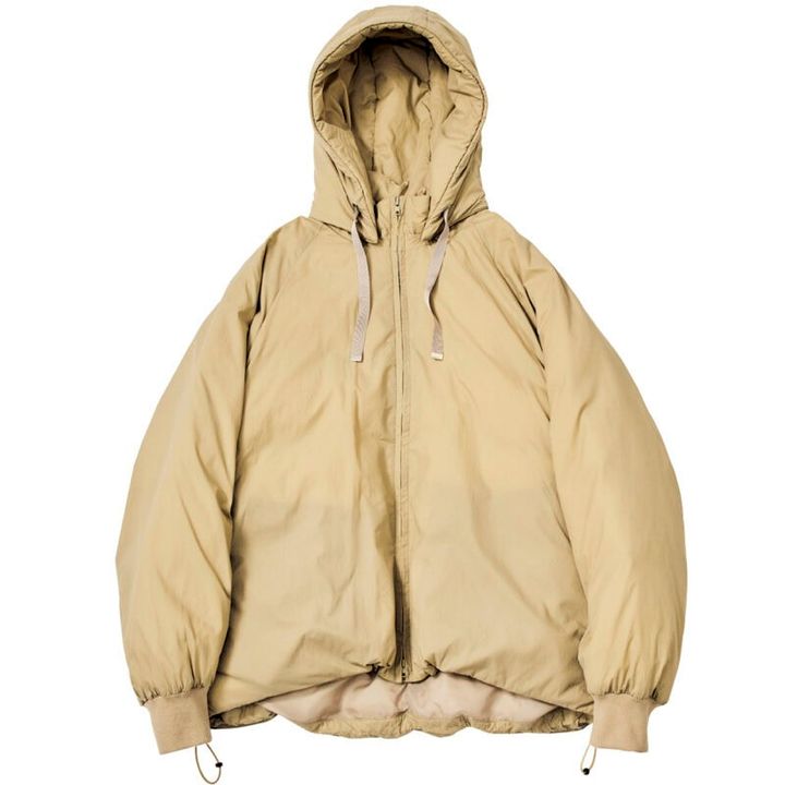 着膨れしにくい美シルエットと高い保温性を両立。裾のドロストを絞れば女性らしいコクーンシルエットに。¥83,600（レンジ オブ ライト／ロンハーマン）