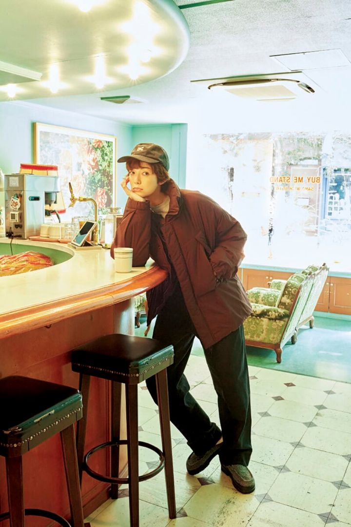 ブルゾン¥19,910（ファーストハンド） カーディガン¥22,000（ウーア／Uhr Online Store） 中に着たTシャツ¥13,200（ザ ポーズ／ウィム ガゼット ルミネ有楽町店） パンツ¥36,300（オブラダ／シンチ） キャップ¥11,000（ラック オブ カラー／ジャック·オブ·オール·トレーズ プレスルーム） シューズ¥33,000（ALM.）