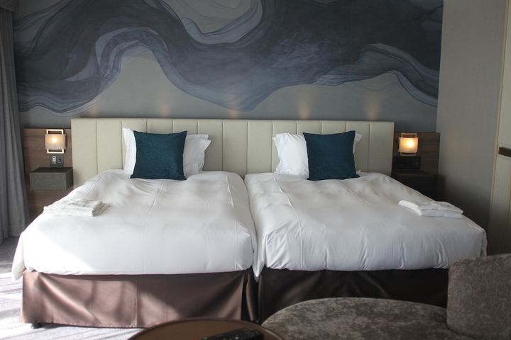 ヘッドボード側の壁のデザインは波を表現