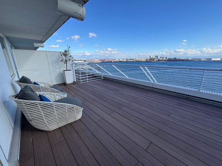 豪華客船のデッキのようなバルコニー