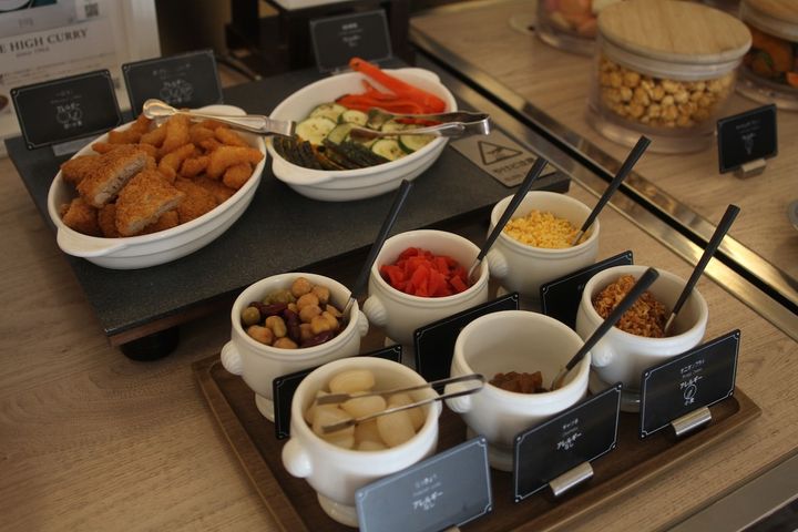 一口カツや野菜などカレーのトッピングの種類も豊富