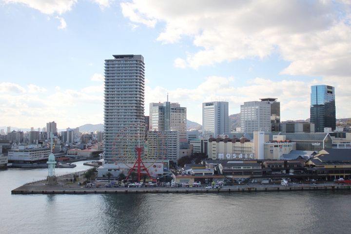 ホテル西側から見える観覧車や複合施設「モザイク」