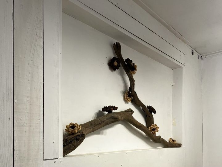 店内奥にある半個室席内に 飾られているのは、地杉で作ったかわいらしいオブジェ