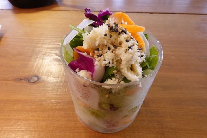 地元野菜を使用した「屋久島おからサラダ(１人前)」(380円)は 女性に人気