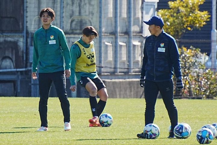 画像: 居残り練習に励む津久井（中央奥、写真：浅野凜太郎）