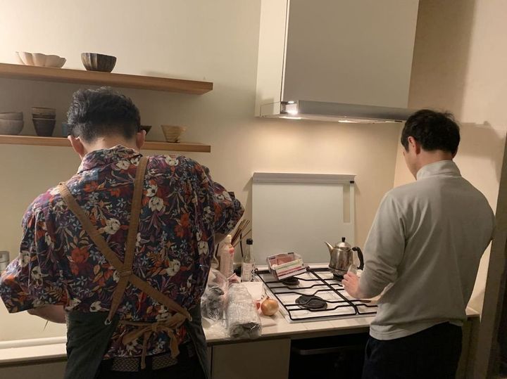 友人（写真右）宅にて料理中。野菜を切ってもらう作業をすべてお願いし、スピーディーに準備ができました