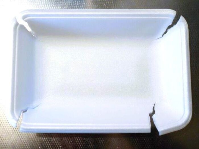 かさばる食品トレーを〈5秒でぺったんこ〉にする裏ワザ！なーんだ、こんな簡単ことで良かったのね♪