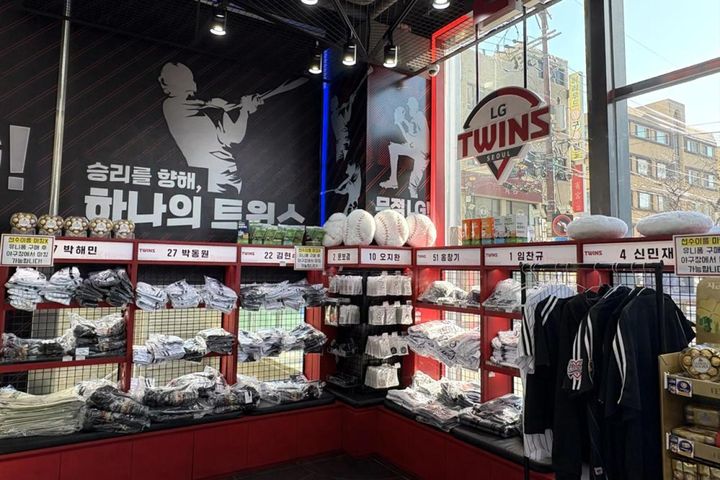 店内ではグッズも販売。日本と同じく、最近の韓国プロ野球は女性にも人気で、試合のある日は大勢の人でごった返します。