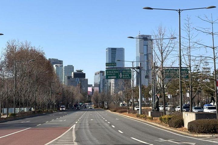総合運動場駅の近くで見つけた、ソウルらしい景色。片道4車線という幅の広い道路の先に三成駅周辺の高層ビル群が見えます。