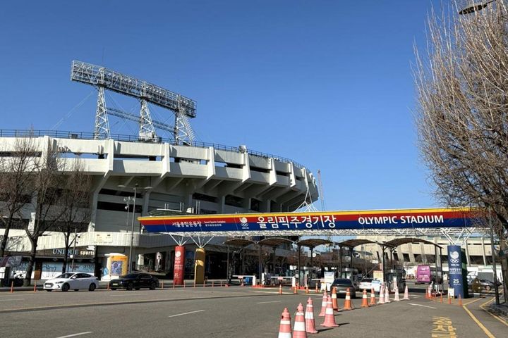 オリンピックゲートの横にあるのが蚕室野球場。2026年まで使用し、その後リニューアル工事が始まることが決まっています。新しいドームは2032年に完成予定。どんなデザインになるのか楽しみですね。