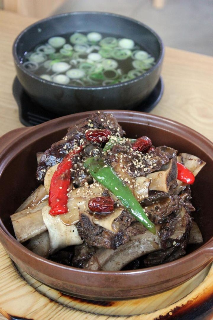 カルビチム（小）5万2000W。骨付きのカルビはホロッホロにやわらかく、甘めの味付けで子供にも大人気。韓国のテレビ番組でも頻繁に紹介されます。