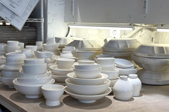 花瓶やカップ、小皿など、何を作ってもOK。基本は1個ですが、追加料金を支払えば2個まで持ち帰ることができます。