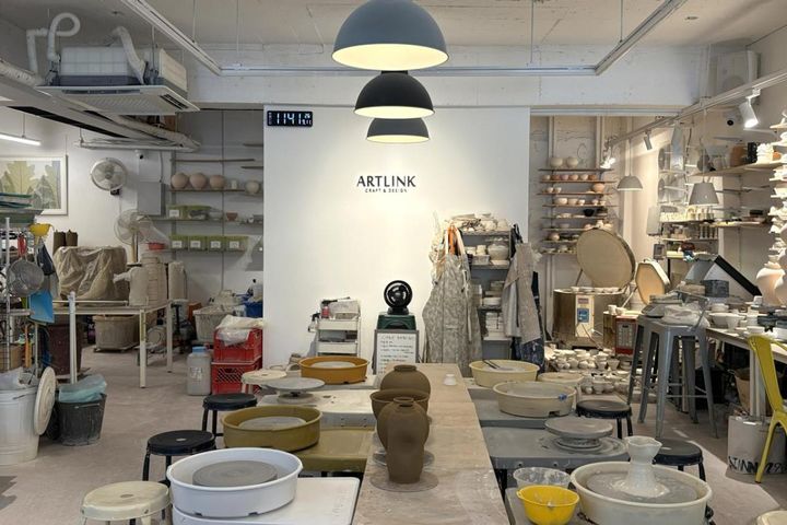 たくさんの作品が飾られた工房。「前日に陶芸の試験があったので散らかっているんです」と先生はおっしゃっていましたが、独特の雰囲気でおしゃれにさえ感じます。