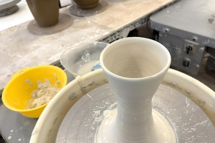 足のペダルでろくろの速さを調節して、手で粘土をなでて、水加減にも気を付けて。ちょっと動揺するとすぐに形が崩れてしまうので、陶芸はとても神経を使うものなのだなと実感しました。