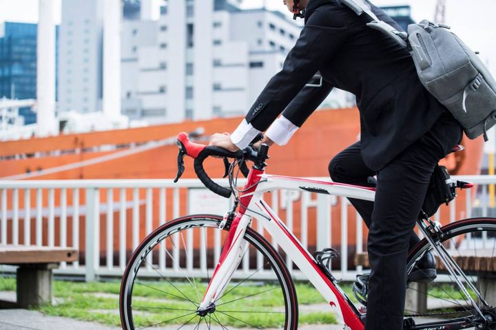 自転車に乗る人