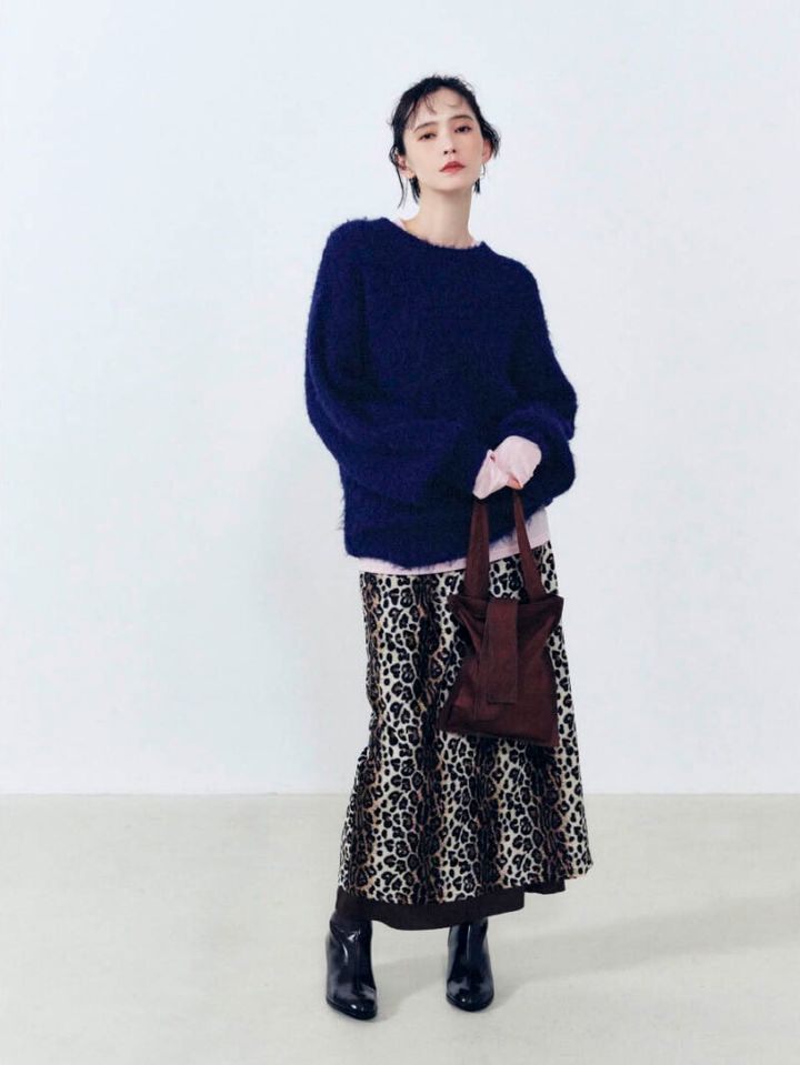 ニット￥4,620、中に着たピンクシアーカットソー￥2,860（ともにアンティローザホリデー）、スカート￥9,900（ヤエ／すべてアンティローザ） バッグ￥4,400（イッチ） ブーツ￥17,930（シー ユナイテッドアローズ／ユナイテッドアローズ カスタマーサービスデスク）