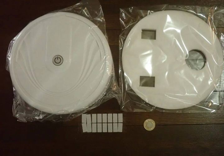 DAISO(ダイソー)：ロボット掃除機(電池タイプ)