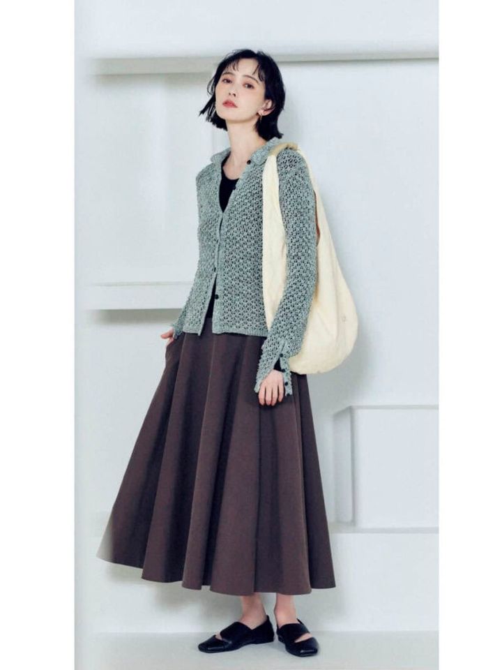 ニットカーディガン￥19,800、トップス￥12,100、スカート￥19,800、バッグ￥7,480、シューズ￥19,800（すべてマノフ／クラネデザイン） ピアス￥4,400（ダナエ∴／ススプレス）