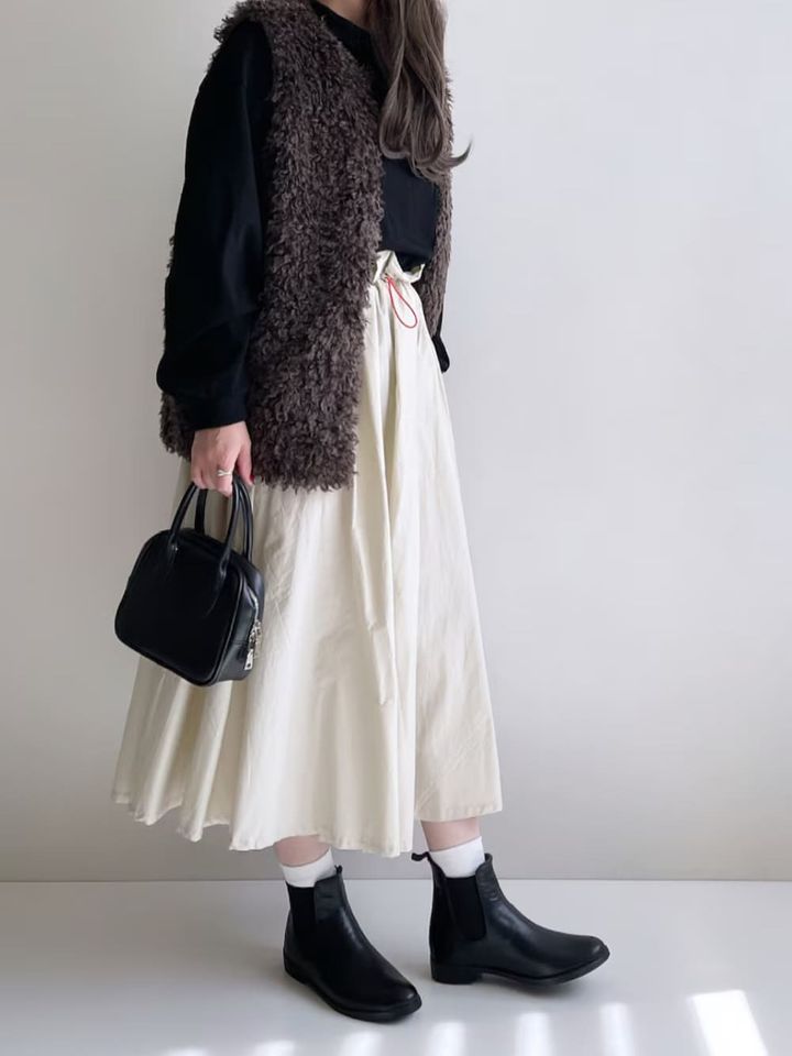 無印良品のシンプルなニットに毛足の長いベストを羽織って 出典：WEAR