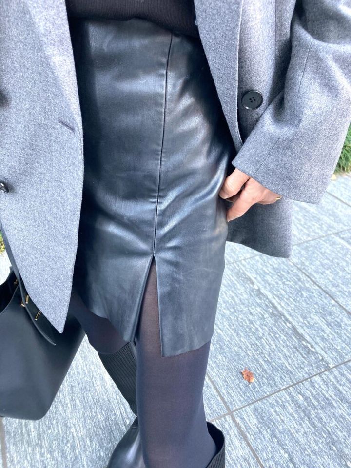 須賀さおりさん_ミニスカートの入ったスリットがセクシー