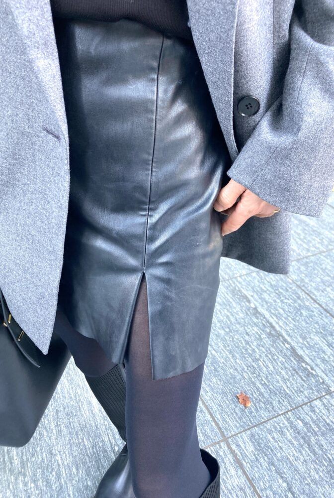 須賀さおりさん_ミニスカートの入ったスリットがセクシー