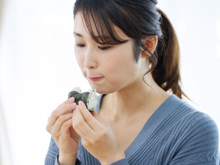 【管理栄養士が回答】「よく噛んで食べれば痩せる」という説は本当でしょうか？ 噛む回数や時間が、満腹感や食欲に与える影響と、ダイエットを成功させる食べ方のコツをご紹介します。（※画像：amanaimages）