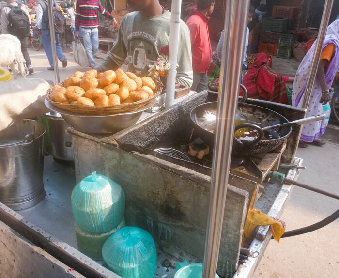 インドの屋台メシを実食！おなかは大丈夫？旅人・低橋さんのストリートフード旅【世界思い出旅ごはん おかわり】