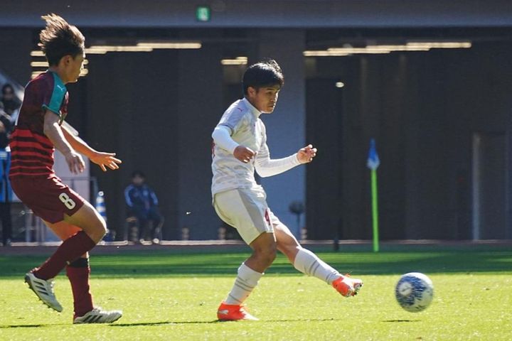 画像: 正確なパスを供給する福島（写真中央、右から2番目 浅野凜太郎）