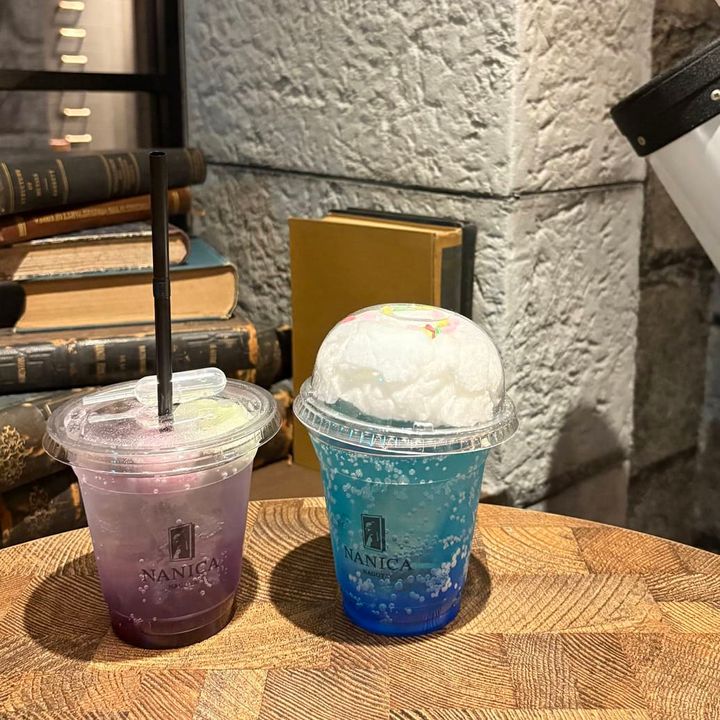 左：Witchʼs Tears魔⼥の涙／右：ナニカのオーロラソーダ