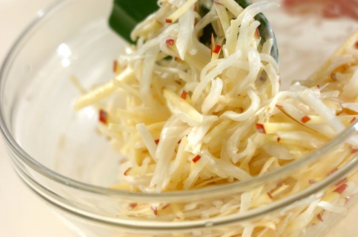 カブとリンゴのコールスローサラダの作り方2