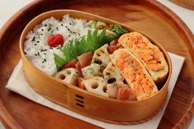 「れんこんとベーコンの塩炒め」「塩鮭入り卵焼き」2品弁当