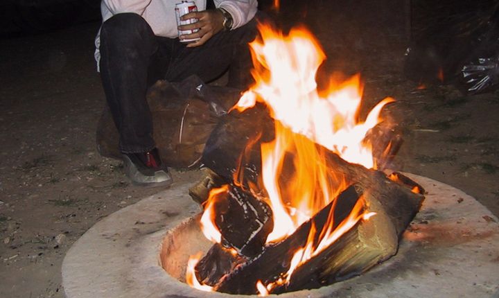 キャンプ場で薪が買えない！？到着時間別・薪の調達ルートと「失敗しない」焚き火術