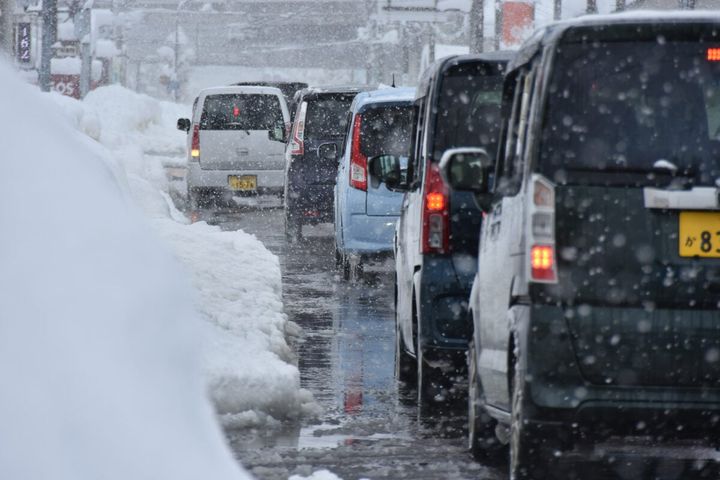 スリップした車に追突された場合でも過失を問われるケースとは？（画像はイメージ）