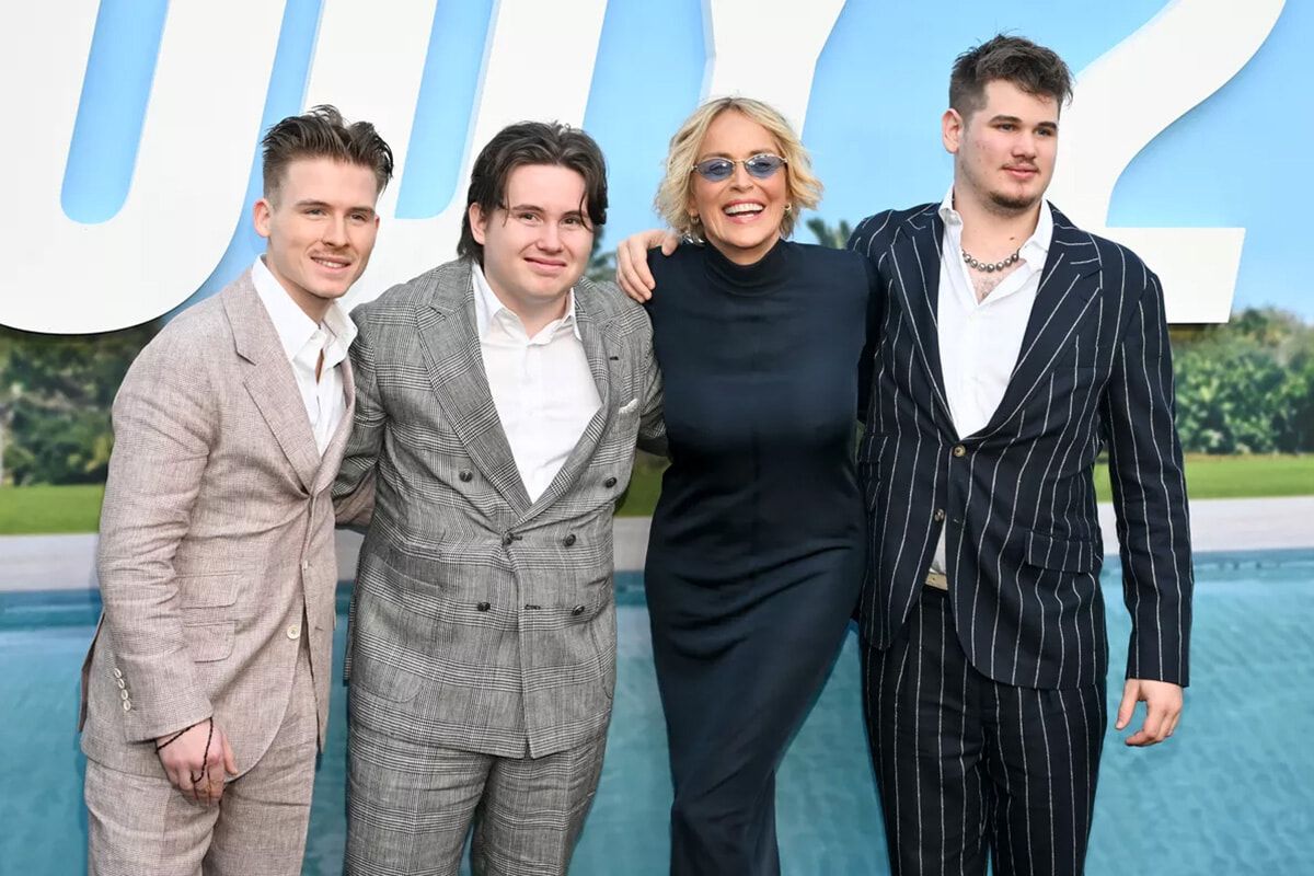 氷の微笑』シャロン・ストーン、珍しく3人の息子とともにレッド