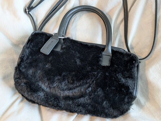 ブラックのフェイクファー素材を使用したバッグ正面