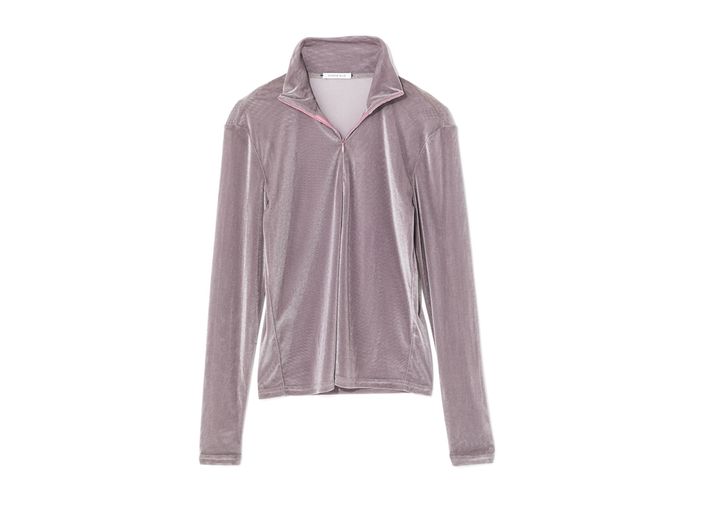 光沢やシアー感、どこかスポーティな雰囲気が気になるハーフジップトップス。