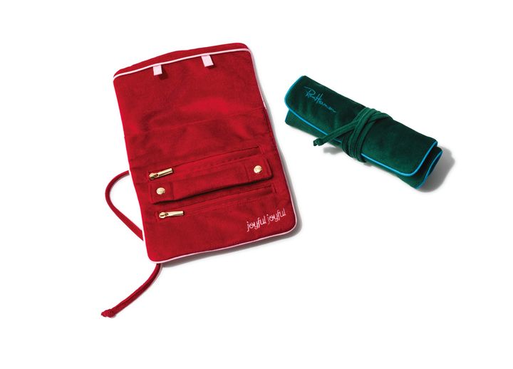 リングバーや仕切りポケットがついたベロア地のジュエリーポーチ。