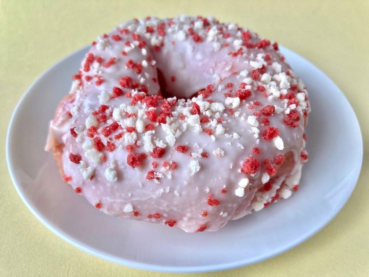 いちごの果肉入りホイップがたまらん！！【ファミマ】ミルクホイップたっぷりの新作ドーナツ