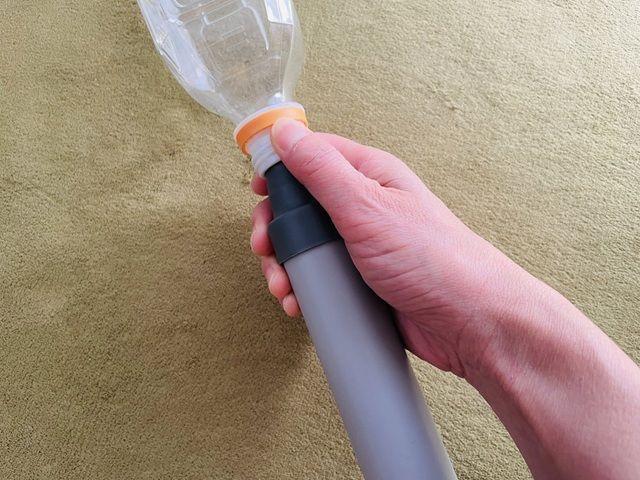 ダイソー ペチャンコポンプ 吸い込み口をペットボトルの飲み口にしっかり差し込む