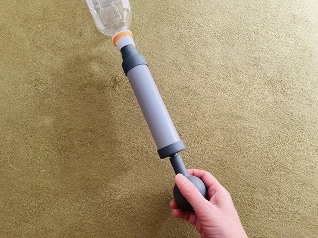 ダイソー ペチャンコポンプ レバーを前後に素早くスライドさせる