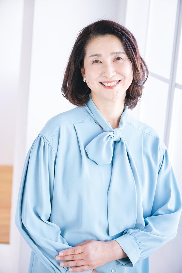 ブラウス5489円／ANCHOR WOMAN（洋服の青山 池袋東口総本店） イヤリング1万5400円／アビステ