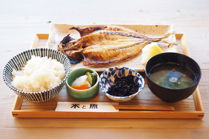 熱海駅５分の場所にオープン♪ カフェのようにくつろげる「米と魚」で気軽にひとり海鮮丼ランチ