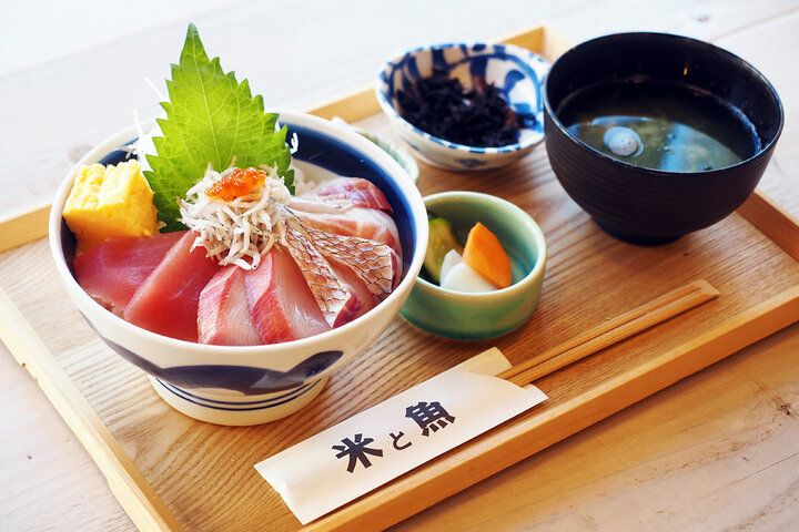 熱海駅５分の場所にオープン♪ カフェのようにくつろげる「米と魚」で気軽にひとり海鮮丼ランチ