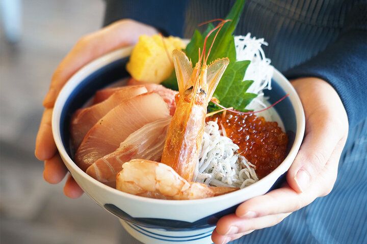 熱海駅５分の場所にオープン♪ カフェのようにくつろげる「米と魚」で気軽にひとり海鮮丼ランチ