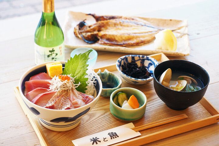 熱海駅５分の場所にオープン♪ カフェのようにくつろげる「米と魚」で気軽にひとり海鮮丼ランチ