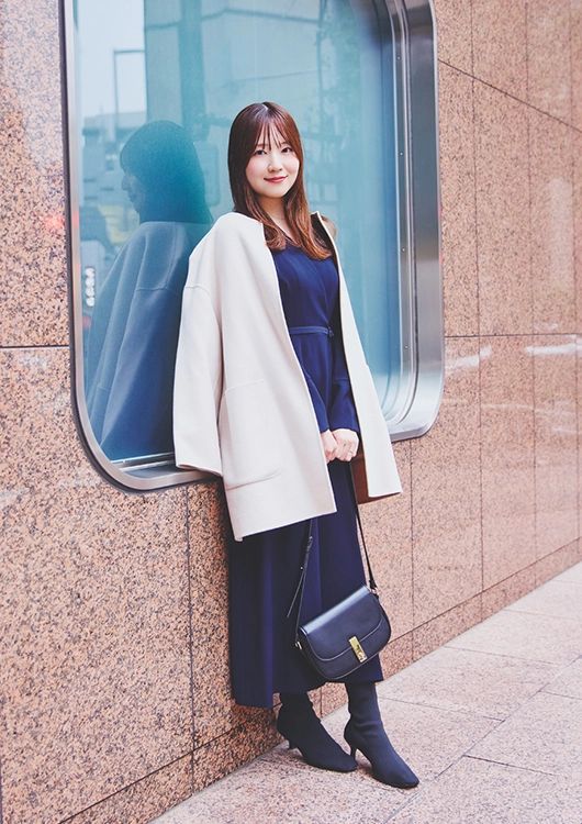 フォーマルなワンピも小物使いで親しみやすい上品スタイルに